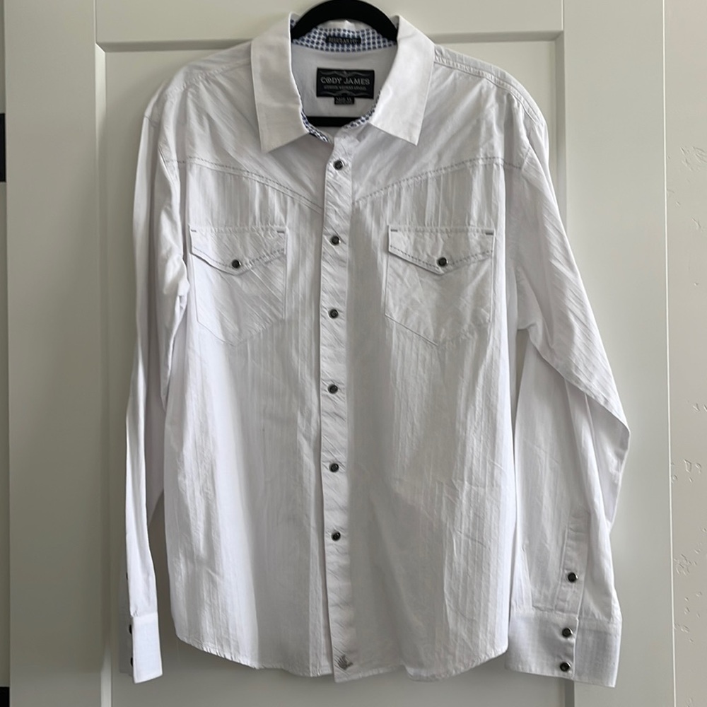 Pre-owned Cody James white snap button down western shirt. Size X-Large.